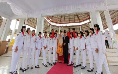 PASKIB dan Marching Band SMA Patriot Bekasi Menjadi Petugas Upacara HUT RI Ke-78 di Paruga Na'e Sila